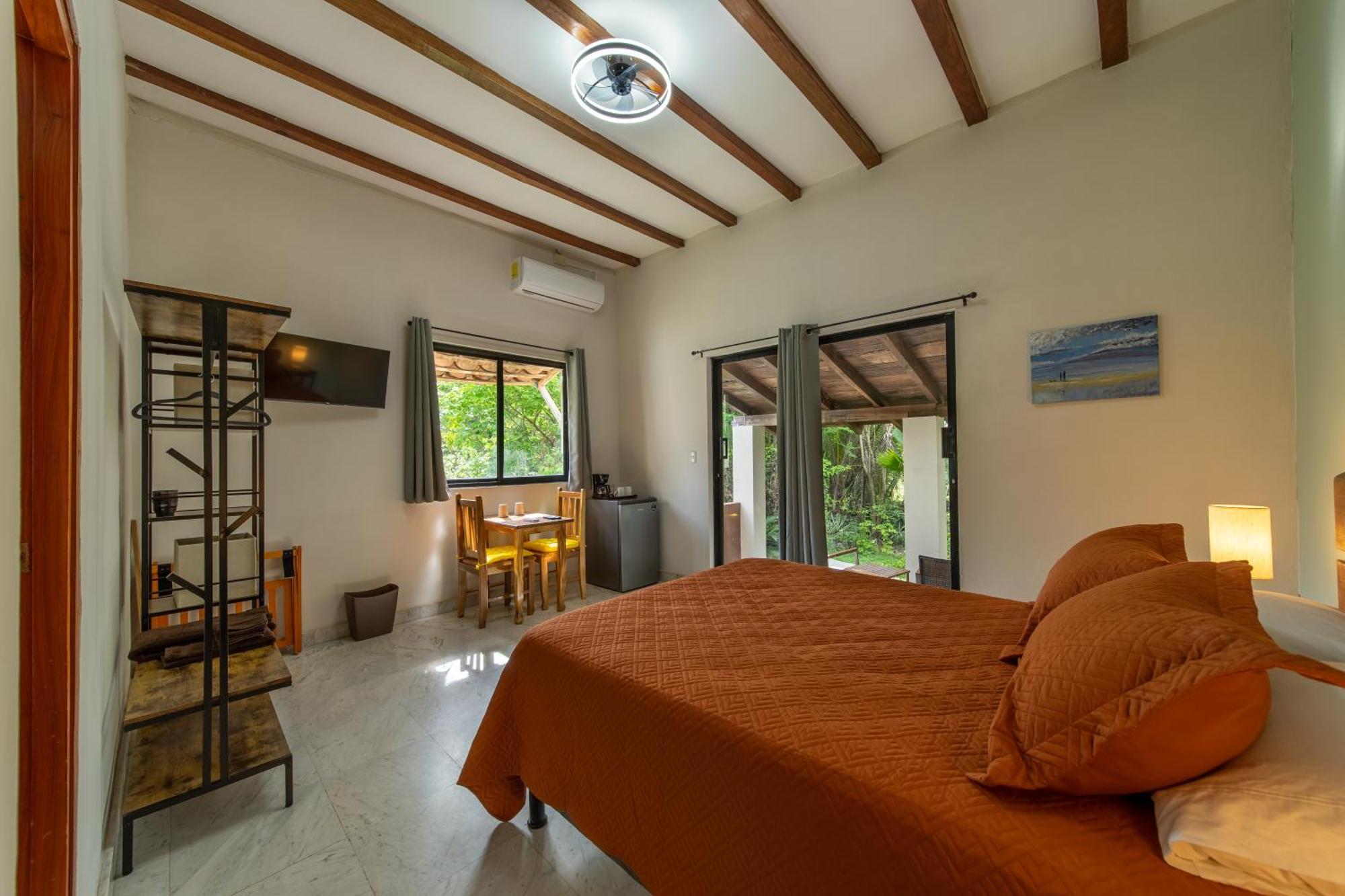 Zenquility Inn & Tavern Pedasi Town Екстериор снимка